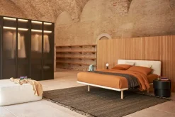 Letto imbottito con piedini Filo Pianca a prezzo ribassato