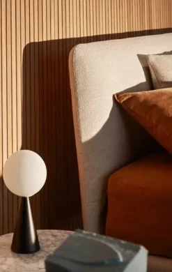 Letto imbottito con piedini Filo Pianca a prezzo ribassato