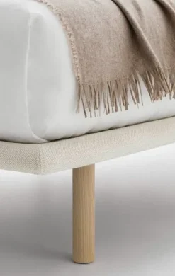 Letto imbottito con piedini Filo Pianca a prezzo ribassato