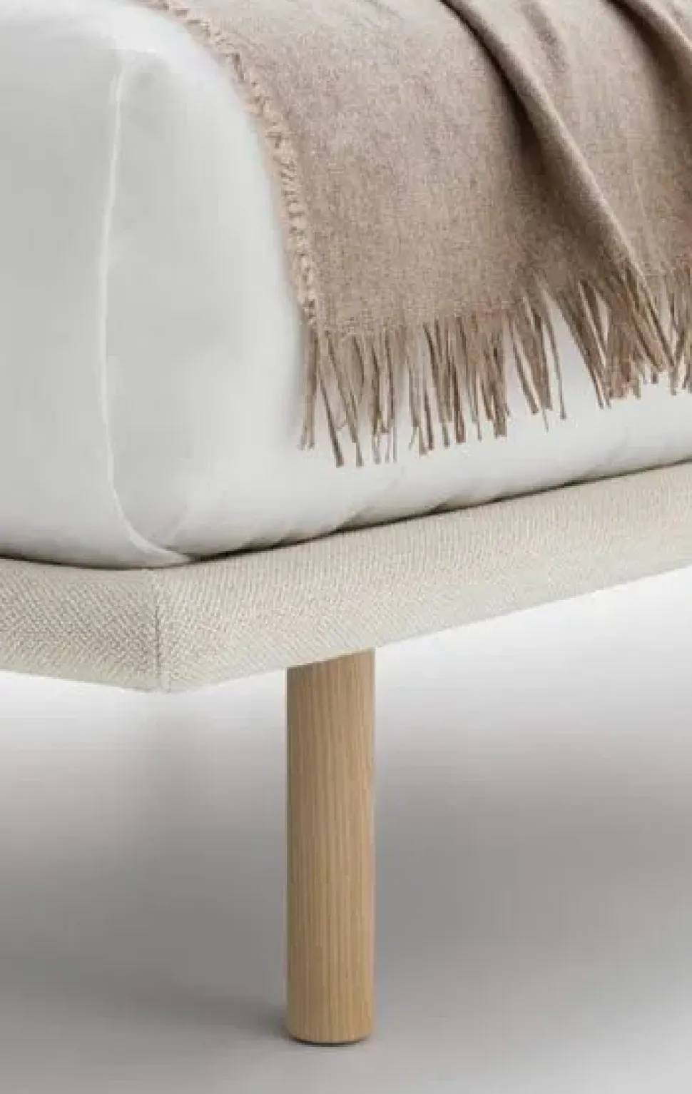 Letto imbottito con piedini Filo Pianca a prezzo ribassato