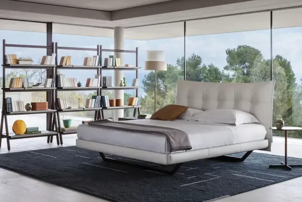 Letto imbottito con piedini Aurora tre Poltrona frau a prezzo ribassato