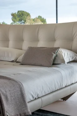 Letto imbottito con piedini Aurora tre Poltrona frau a prezzo ribassato