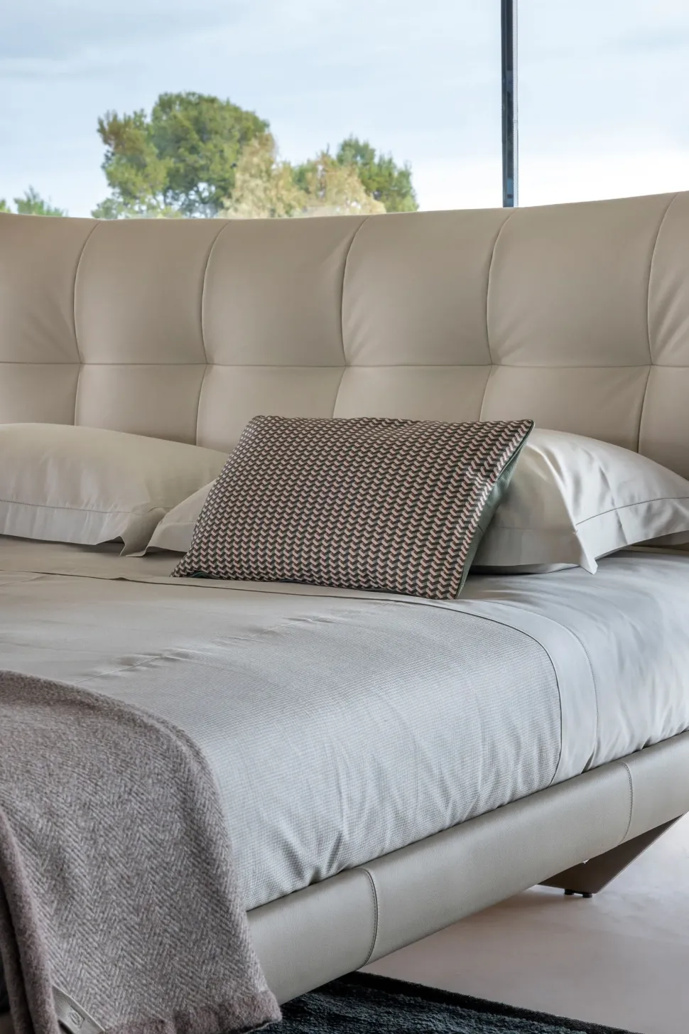 Letto imbottito con piedini Aurora tre Poltrona frau a prezzo ribassato