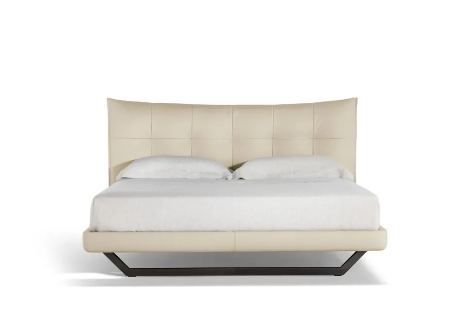 Letto imbottito con piedini Aurora tre Poltrona frau a prezzo ribassato