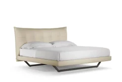 Letto imbottito con piedini Aurora tre Poltrona frau a prezzo ribassato