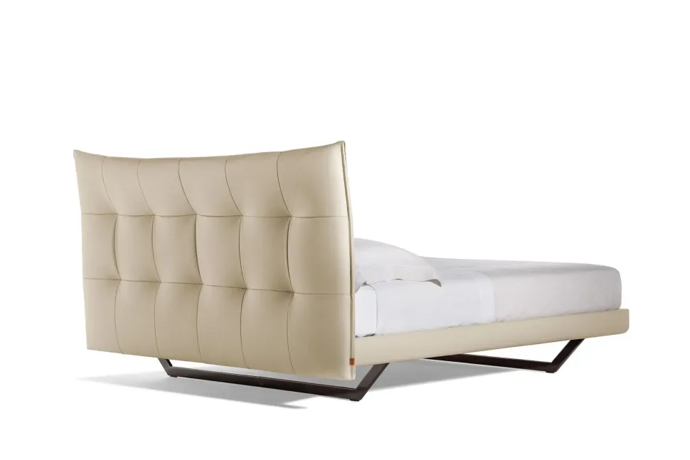 Letto imbottito con piedini Aurora tre Poltrona frau a prezzo ribassato