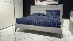 Letto imbottito con piedini Tuftè La casa moderna a prezzo scontato