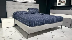 Letto imbottito con piedini Tuftè La casa moderna a prezzo scontato