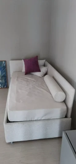 Letto imbottito con piedini Joy estraibile modello 4 V&nice a prezzo ribassato