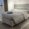 Letto imbottito modello Antigua di La casa moderna scontato 53%
