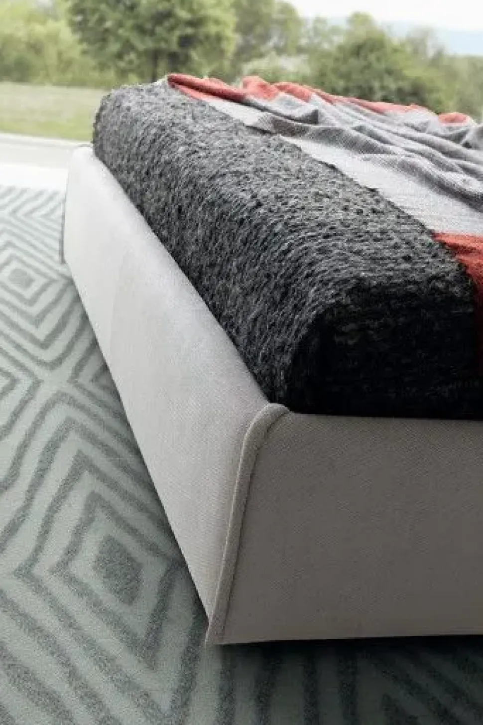 Letto imbottito modello Aspen di Le comfort scontato 35%