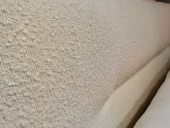 Letto imbottito modello Cut compatto di Samoa scontato 36%