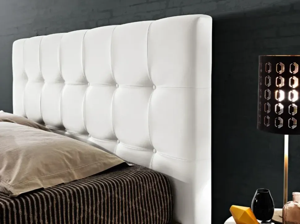 Letto imbottito modello Domino di Artigiana letti scontato 35%