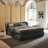 Letto imbottito modello Embrace di Pianca scontato 30%