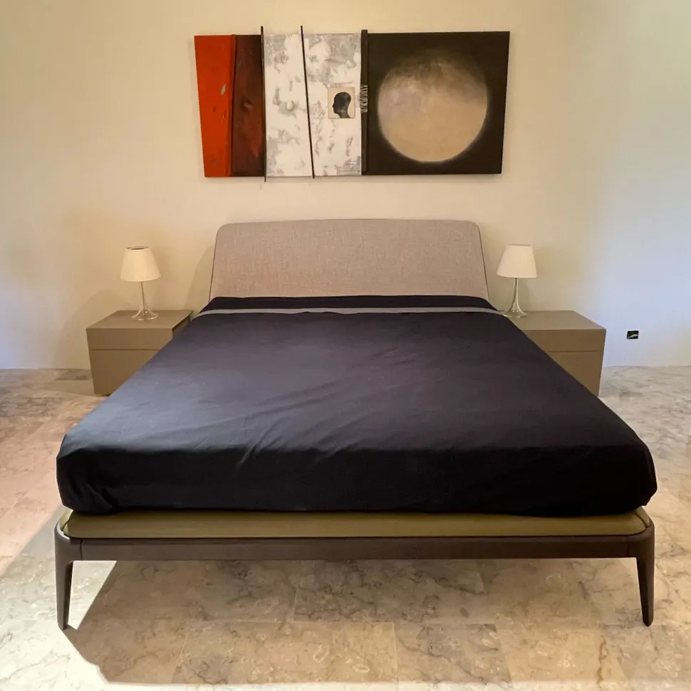 Letto imbottito modello Kelly di Poliform scontato 39%