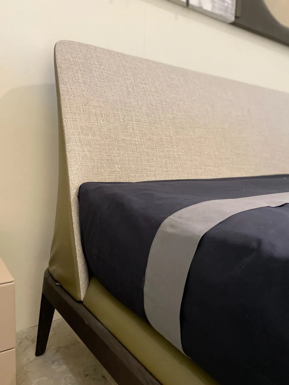 Letto imbottito modello Kelly di Poliform scontato 39%