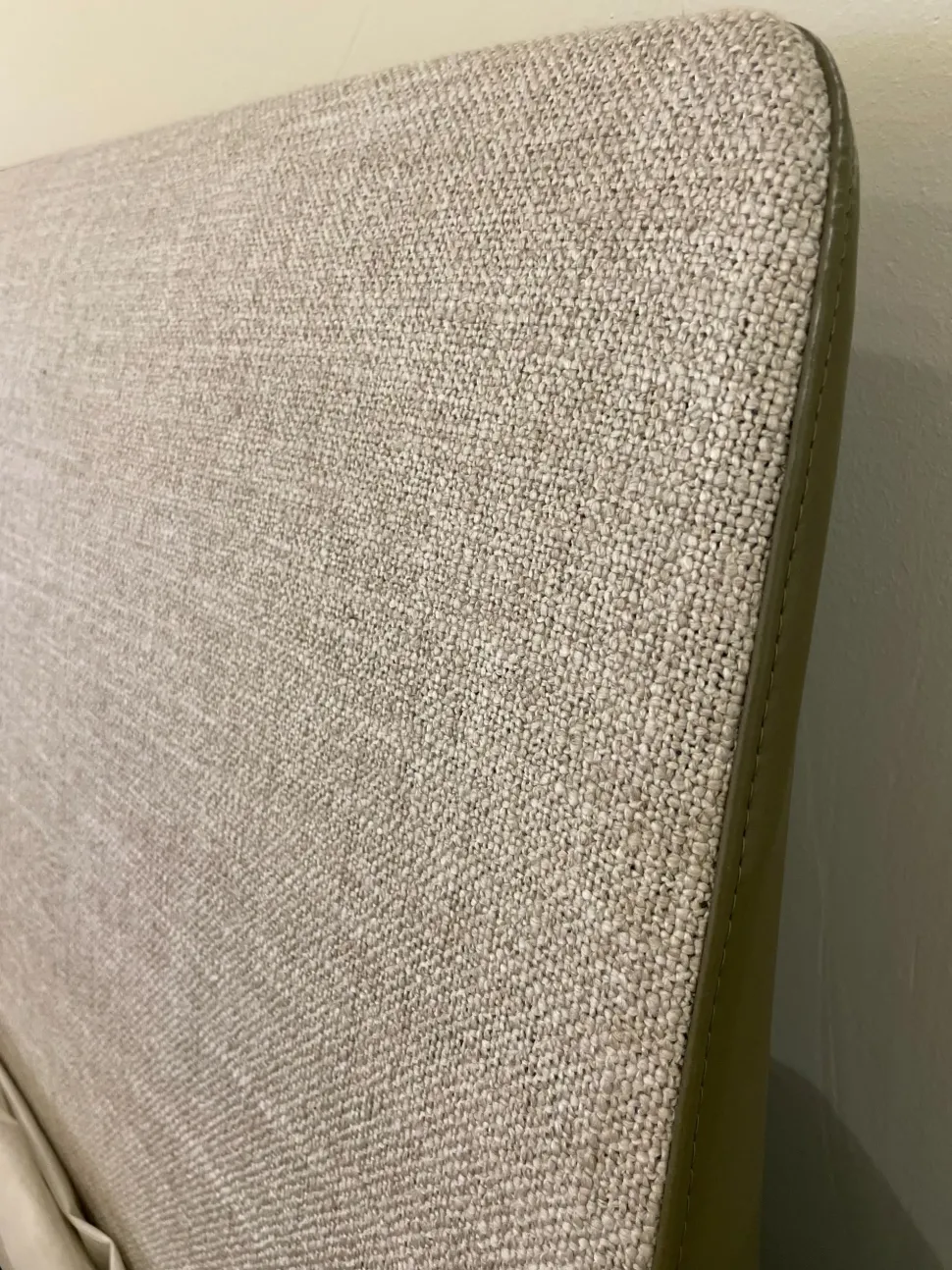 Letto imbottito modello Kelly di Poliform scontato 39%