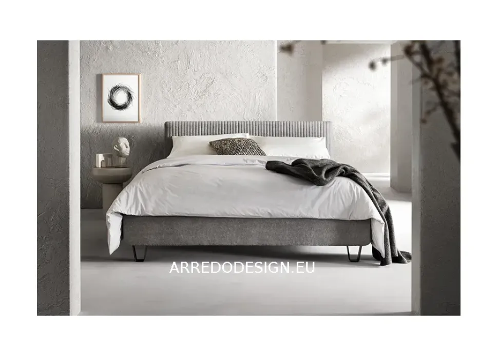 Letto imbottito modello Keen compatto di Samoa scontato 35%