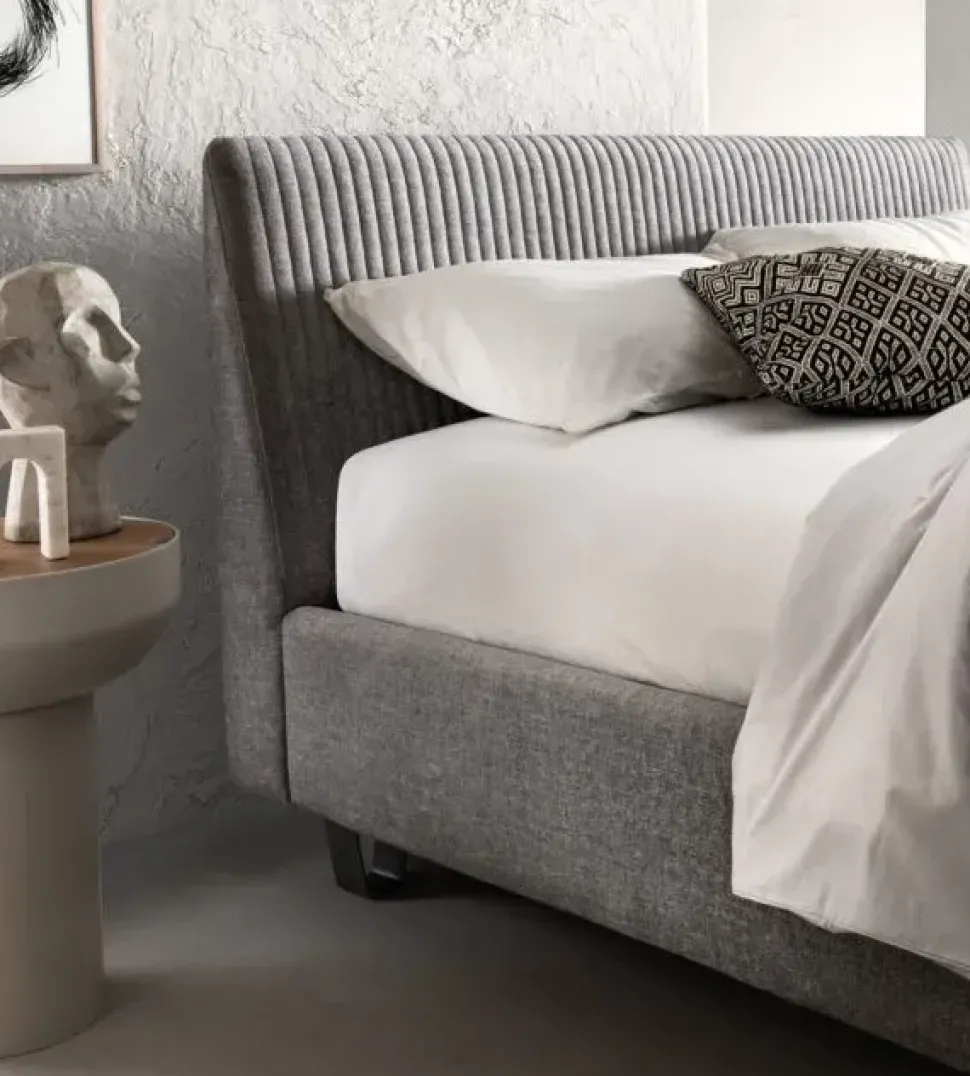 Letto imbottito modello Keen compatto di Samoa scontato 35%