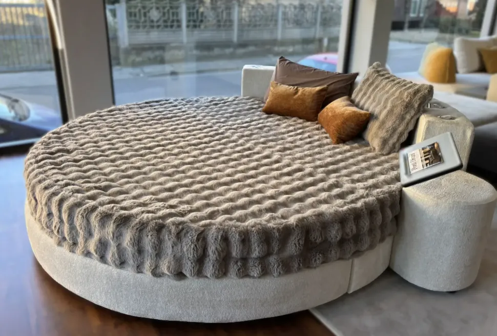 Letto imbottito modello Letto rotondo cristal high-tech tessuto di Artigianale scontato 48%