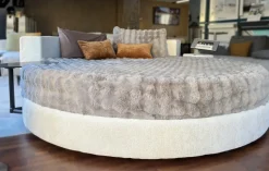 Letto imbottito modello Letto rotondo cristal high-tech tessuto di Artigianale scontato 48%