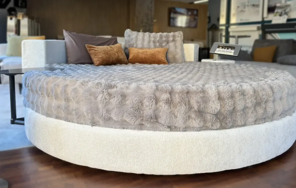 Letto imbottito modello Letto rotondo cristal high-tech tessuto di Artigianale scontato 48%