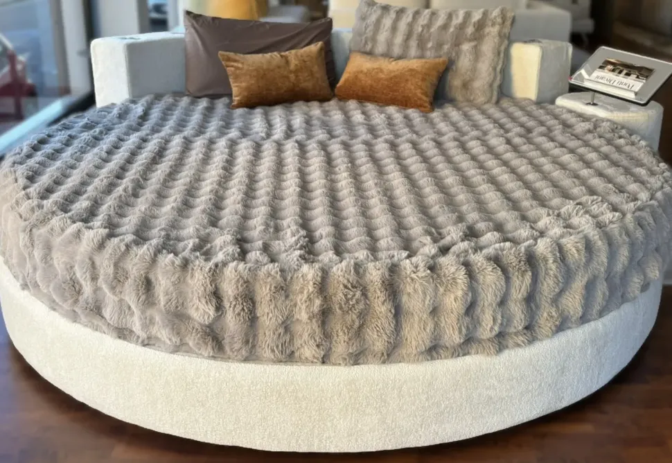 Letto imbottito modello Letto rotondo cristal high-tech tessuto di Artigianale scontato 48%