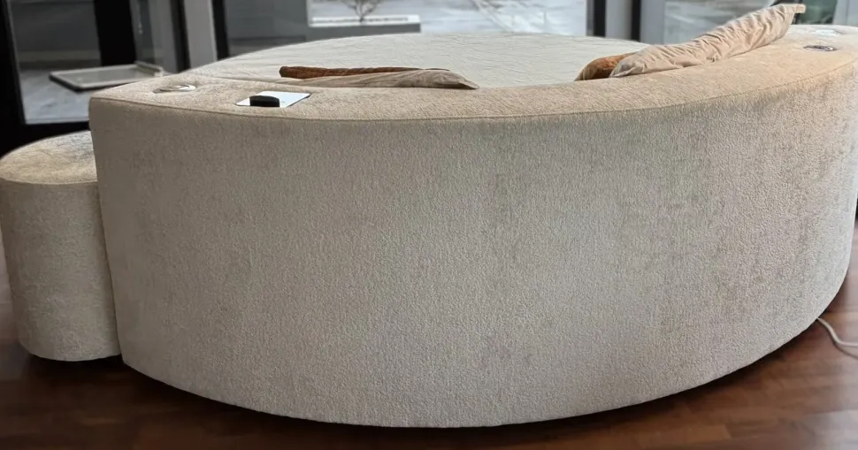 Letto imbottito modello Letto rotondo cristal high-tech tessuto di Artigianale scontato 48%