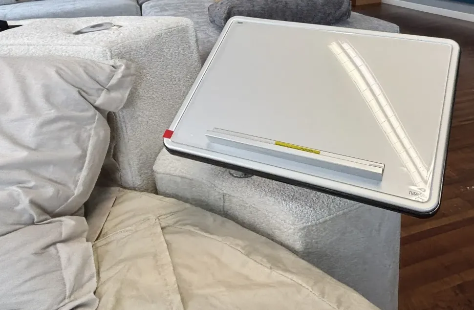 Letto imbottito modello Letto rotondo cristal high-tech tessuto di Artigianale scontato 48%