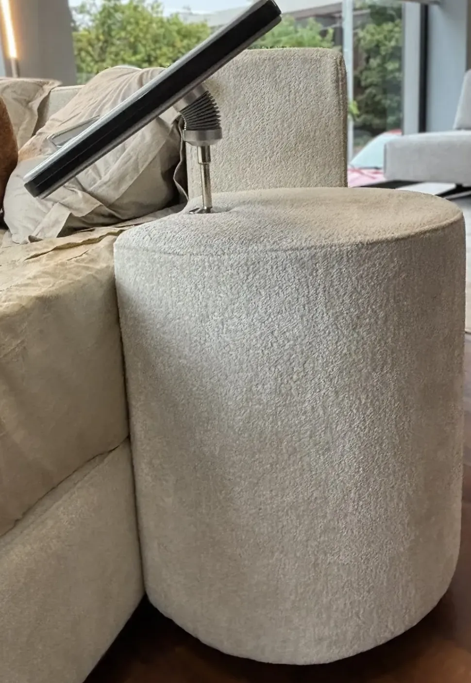 Letto imbottito modello Letto rotondo cristal high-tech tessuto di Artigianale scontato 48%