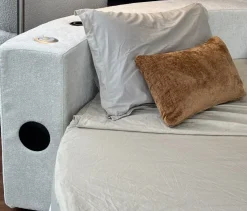 Letto imbottito modello Letto rotondo cristal high-tech tessuto di Artigianale scontato 48%