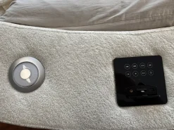 Letto imbottito modello Letto rotondo cristal high-tech tessuto di Artigianale scontato 48%