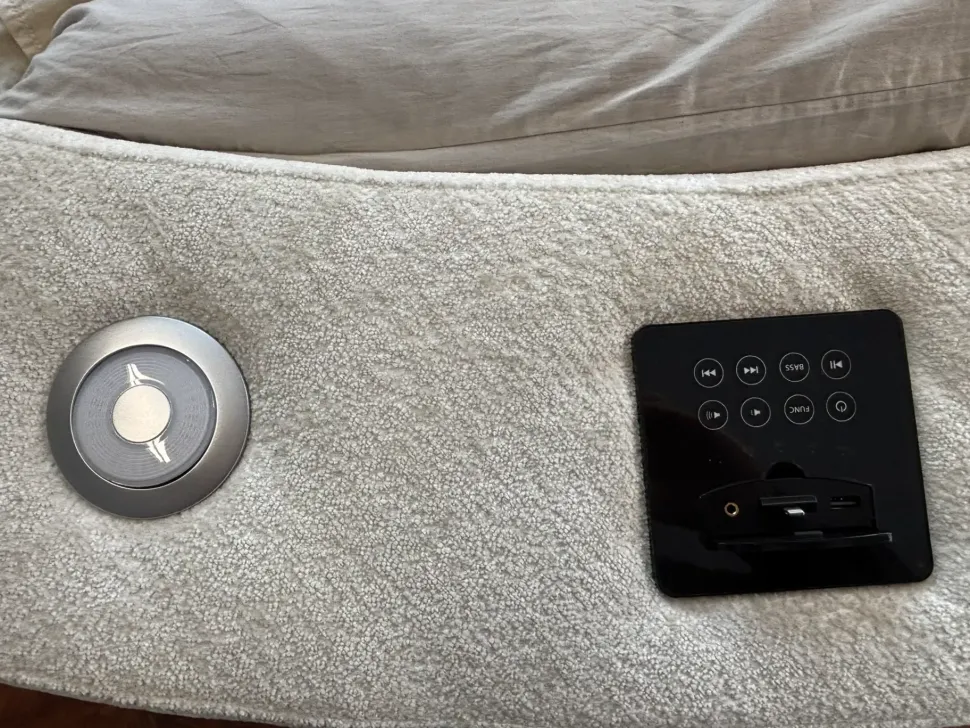 Letto imbottito modello Letto rotondo cristal high-tech tessuto di Artigianale scontato 48%