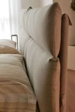 Letto imbottito modello Plio di Oggioni scontato 7%