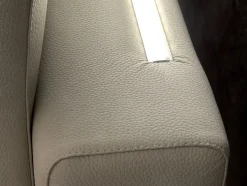 Letto imbottito modello Space di Artigianale scontato 50%