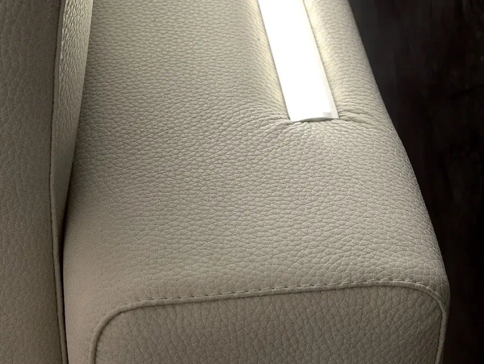 Letto imbottito modello Space di Artigianale scontato 50%