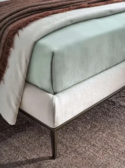 Letto imbottito modello Thomas di Twils scontato 30%