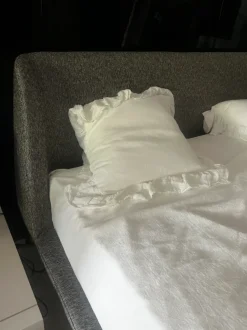 Letto imbottito modello Velvet di Novamobili scontato 13%