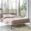 Letto imbottito modello Velvet di Novamobili scontato 30%