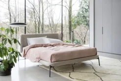Letto imbottito modello Velvet di Novamobili scontato 30%