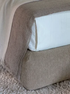 Letto imbottito modello Yuna: contatta il venditore per scoprire il prezzo