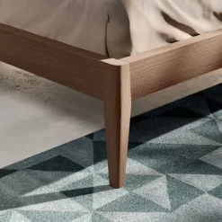 Letto in legno con gambe Miranda Homes a prezzo ribassato