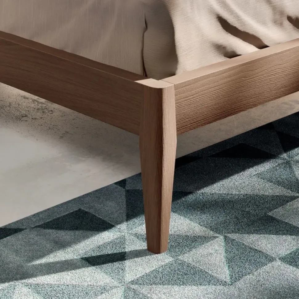 Letto in legno con gambe Miranda Homes a prezzo ribassato