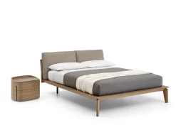 Letto in legno con gambe Abbraccio legno Sangiacomo a prezzo ribassato