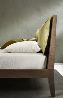 Letto in legno con gambe Bic Ballancin a prezzo ribassato