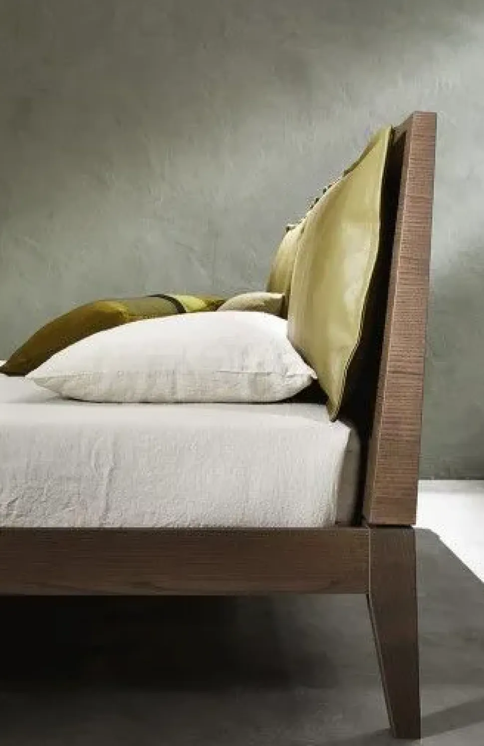 Letto in legno con gambe Bic Ballancin a prezzo ribassato