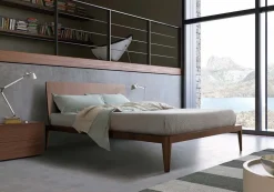 Letto in legno con gambe Spillo Pianca a prezzo scontato