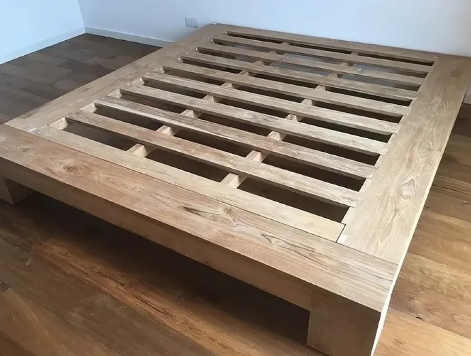 Letto in legno con giroletto Giroletto slat teak massello Artigianale a prezzo scontato