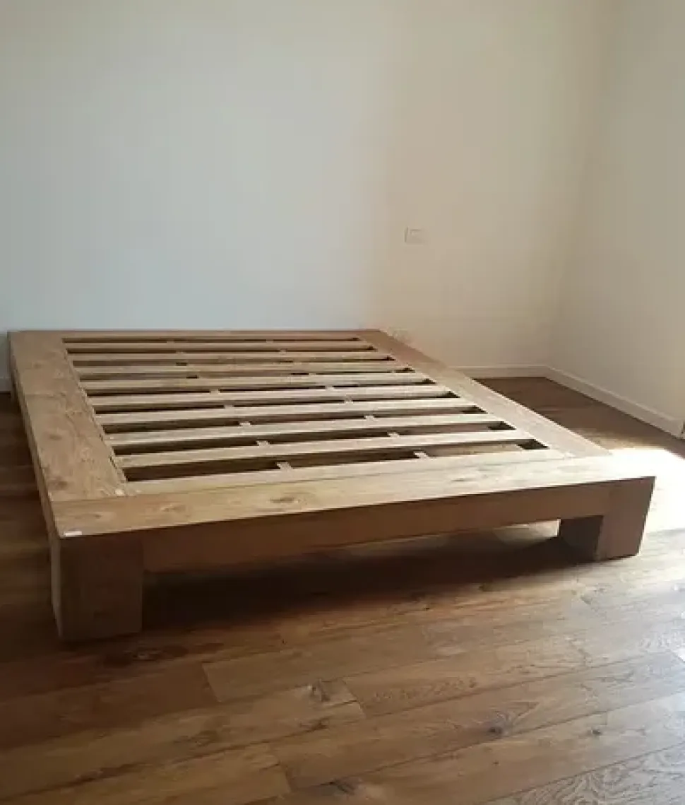 Letto in legno con giroletto Giroletto slat teak massello Artigianale a prezzo scontato