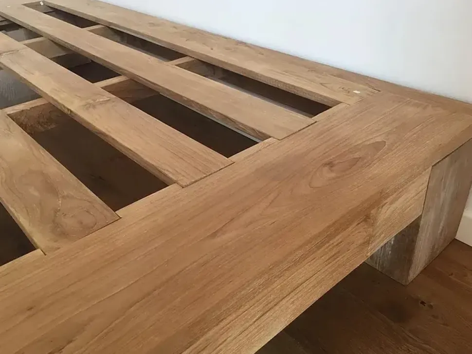 Letto in legno con giroletto Giroletto slat teak massello Artigianale a prezzo scontato